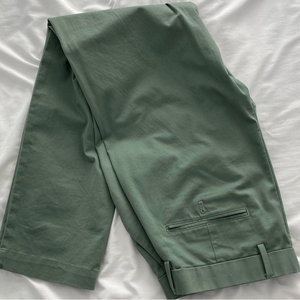 FINAL SALE!  GAP men’s olive green khakis with GapFlex.  33/30.